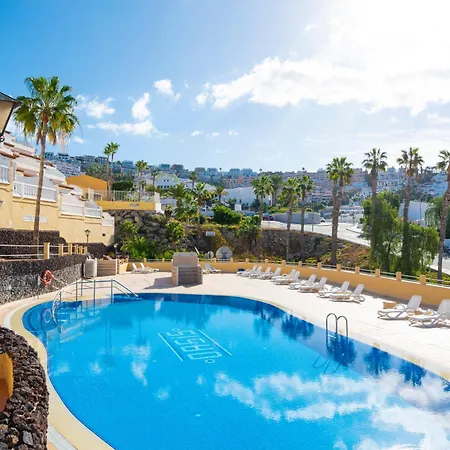 Sunny Oasis Getaway 阿德耶