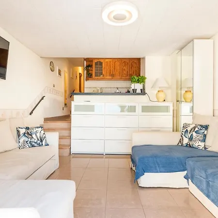 Sunny Oasis Getaway Lejlighed