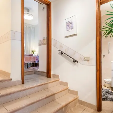 Sunny Oasis Getaway 아데제